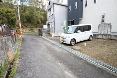 【前面道路含む現地写真】 | 大津市衣川3丁目6-8　中古戸建 | 前面道路別角度