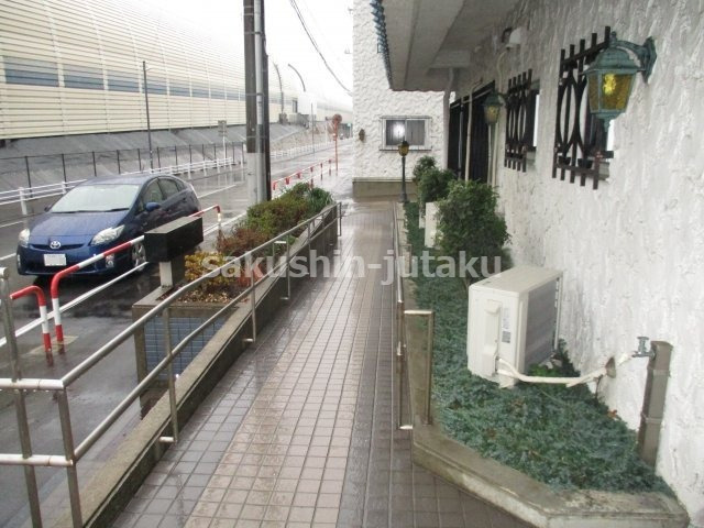 秀和谷津遊園レジデンスのエントランス|スロープがあり、車椅子の方にも配慮されています