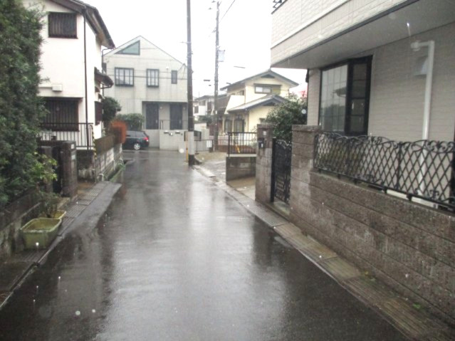 八千代市八千代台西１０丁目　中古戸建　軽量鉄骨造の前面道路含む現地写真|前面道路含む現地写真です　南西側