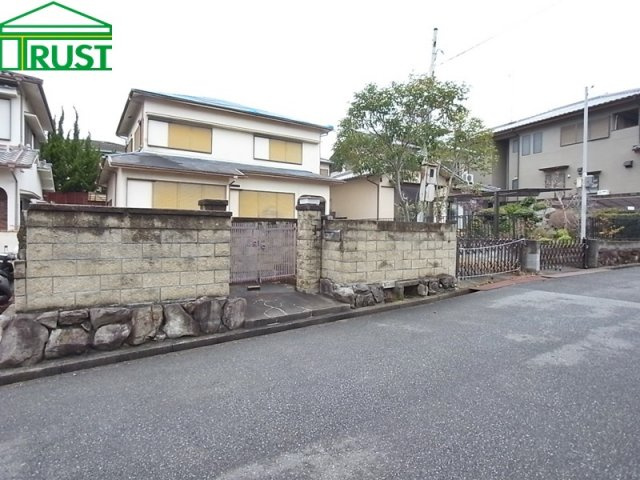 本多聞3丁目売土地の前面道路含む現地写真|南向きのきれいな整形地です。建築条件がございません、お好きな住宅メーカーでお建て下さい。