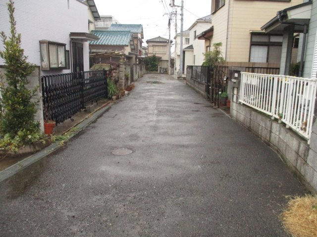 花見川区幕張町５丁目　中古戸建　ＪＲ総武中央線「幕張」駅　徒歩約１０分の前面道路含む現地写真|前面道路含む現地写真です　東側約４．０ｍ私道