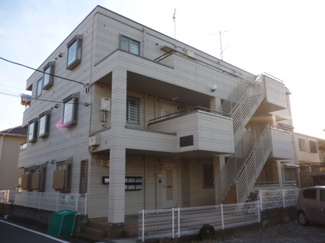 【外観】 | コンビニやドラッグストアが近くて急なお買い物に便利な立地♪2沿線利用可能な「日吉」駅より徒歩圏内の3階建てマンションです☆