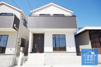 【外観】 | 2号棟　現地（2019年5月）撮影
堂々完成しました！即入居可♪
敷地面積138.54㎡（41.90坪）。
駐車並列2台可能。