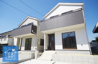 【外観】 | 2号棟　現地（2019年5月）撮影
堂々完成しました！即入居可♪
敷地面積138.54㎡（41.90坪）。
駐車並列2台可能。