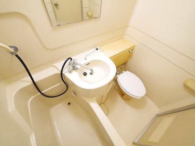 エヌエムドゥーズの洗面所|明るい洗面所です