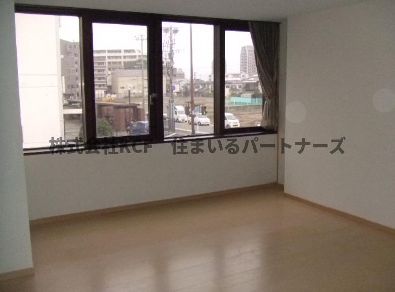 タワーサイドビルの寝室|広くて明るい寝室