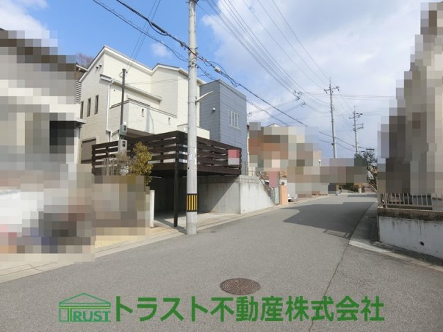 神戸市垂水区小束山手1丁目　中古戸建の前面道路含む現地写真