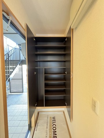 ウィルモアセブンの玄関|シューズボックス