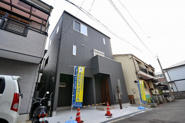 クロワールタウン鳳中町　新築戸建の外観|ブラックを基調としたアーバンスタイルの外観