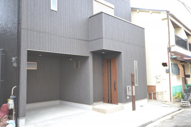 クロワールタウン鳳中町　新築戸建の駐車場