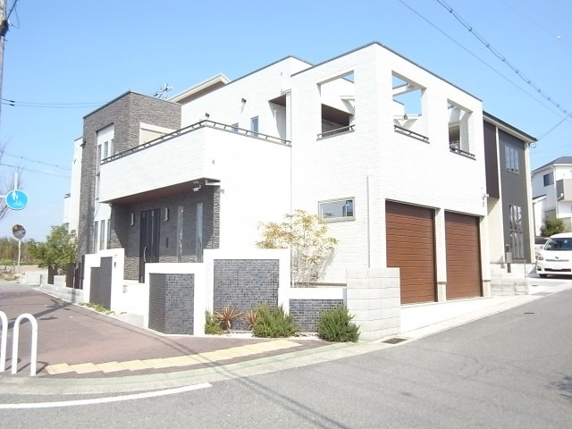 神戸市西区白水1丁目 中古戸建の外観|シャッター付き車庫が2台の他にもう一台停めれます。