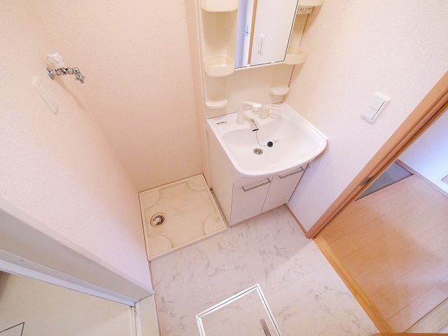 ラキアクアの洗面所|明るい洗面所です