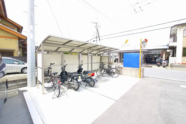 ラキアクアのその他共用部分|屋根付きの駐輪場です