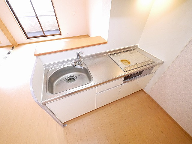 ラキアクアのキッチン|コンパクトなキッチンで掃除もラクラク