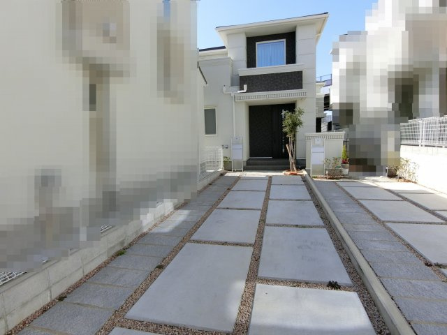 明石市東人丸町　中古戸建の前面道路含む現地写真|駐車場２台可