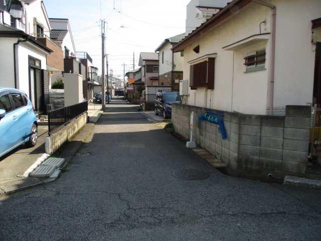 八千代市大和田新田　土地　北西×北東の角地の前面道路含む現地写真|前面道路含む現地写真です　北東側約４．０ｍ私道