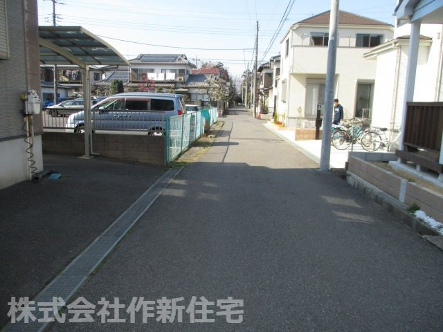 八千代市八千代台北１５丁目　中古戸建　平成２８年築の前面道路含む現地写真|前面道路含む現地写真です　南西側約４．２ｍ私道