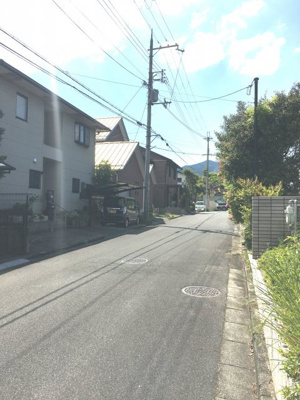 【前面道路含む現地写真】 | 大津市仰木の里2丁目4-7　中古戸建 | 外観 北側6ｍ道路 東側から
