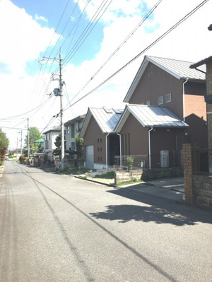 【前面道路含む現地写真】 | 大津市仰木の里2丁目4-7　中古戸建 | 外観 北側6m道路(西側から）
