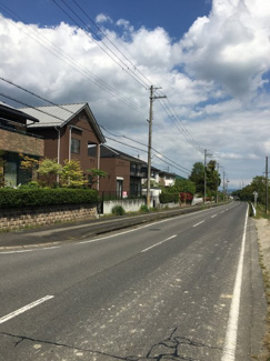 【前面道路含む現地写真】 | 外観 南側の県道（西側から）