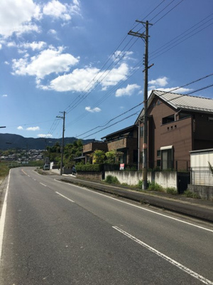 【前面道路含む現地写真】 | 大津市仰木の里2丁目4-7　中古戸建 | 外観 南側の県道(東側から）