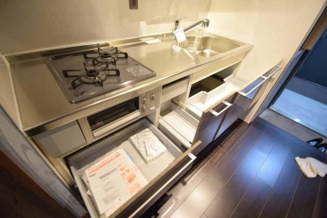 行徳マンションのキッチン|キッチン下部はスライド式
