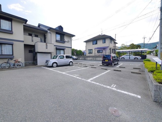 シャルム・トローベルＡの駐車場|駐車場があるので、車を買う予定の方も安心です