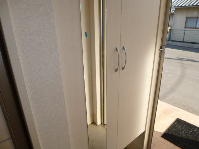 アドラブールＥの玄関|シューズボックス