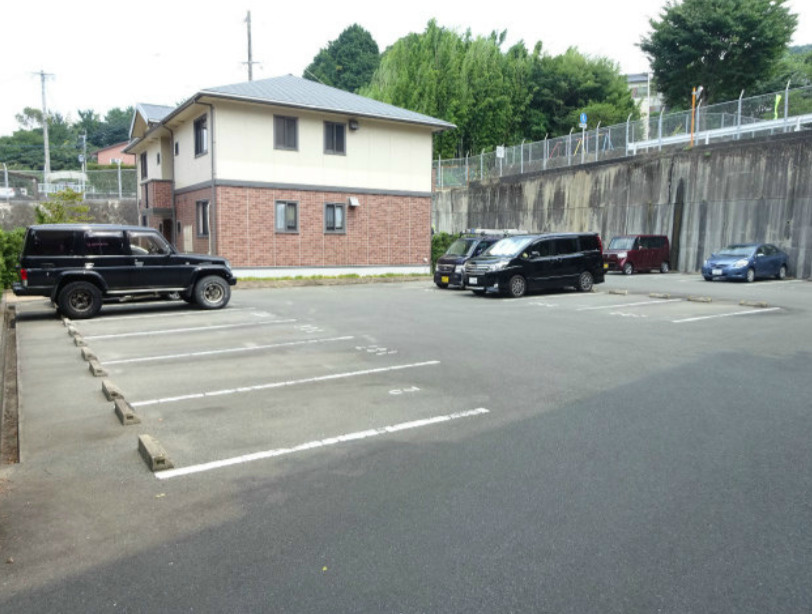 ラヴィーンコートの駐車場|車をお持ちの方に嬉しい駐車場付きの物件です
