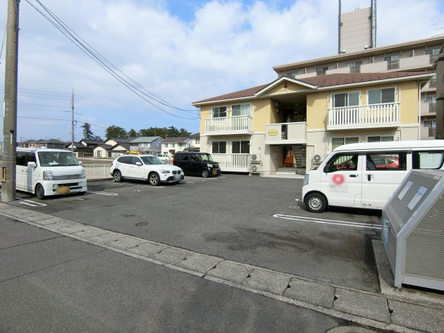 ラ・ピオーネの駐車場