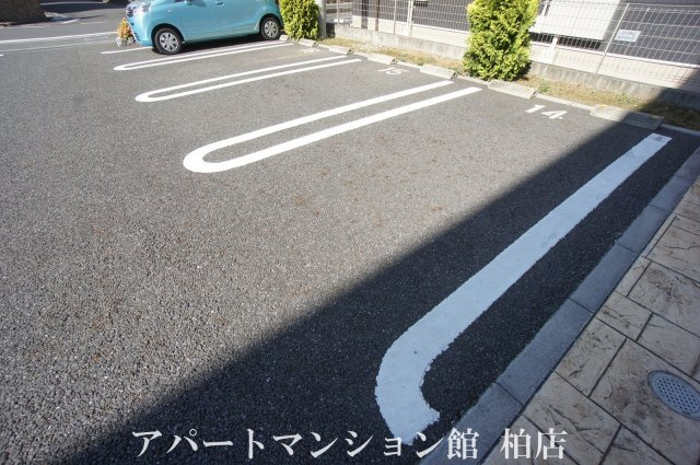 オルム・アルページュの駐車場