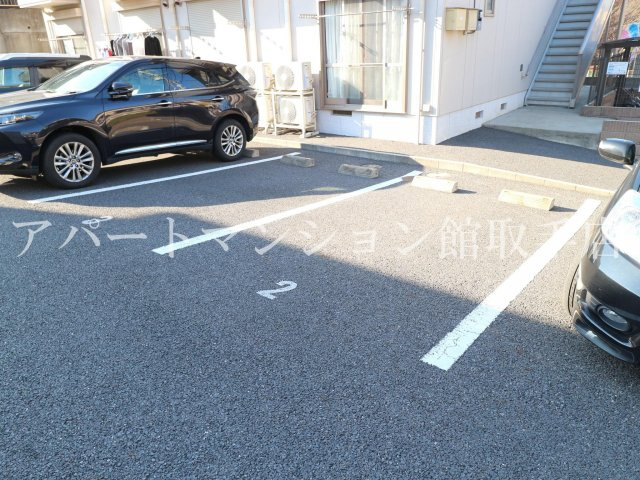 メゾンドール参の駐車場