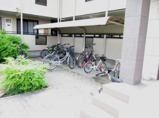 【その他共用部分】 | 屋根付きの駐輪場で雨が降っても大切な自転車が濡れなくてすみますね♪自転車はちょっとした移動手段に便利！