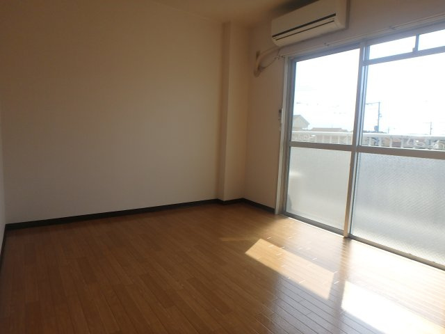 エクセル花園の洋室