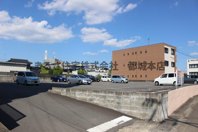 ロワイヤルヒルズ「水道料込み」の駐車場