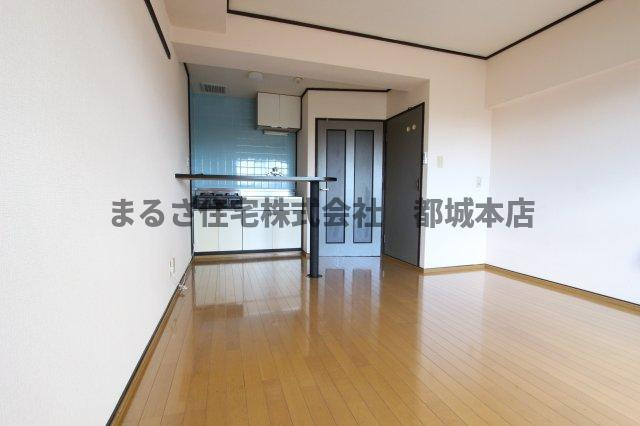 ロワイヤルヒルズ「水道料込み」の居間・リビング