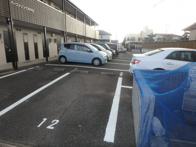 パークメゾン七本木Ｂの駐車場