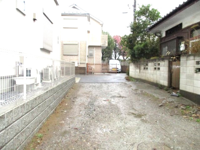 花見川区浪花町　土地　建築条件なし　更地につき即建築可の前面道路含む現地写真|前面道路含む現地写真です　南側約４．０ｍ私道