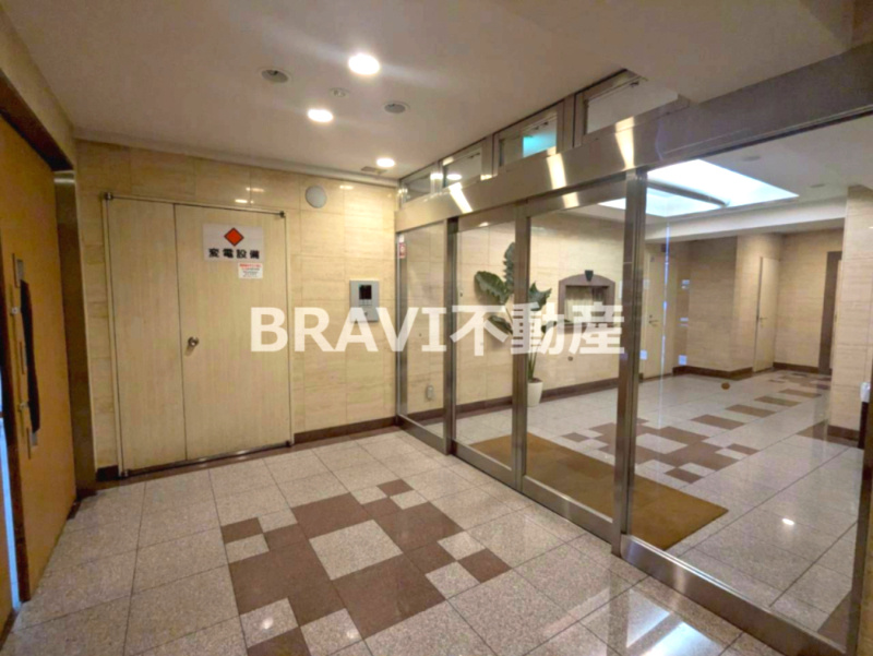 グラマシー心斎橋東　BRAVI不動産のエントランス