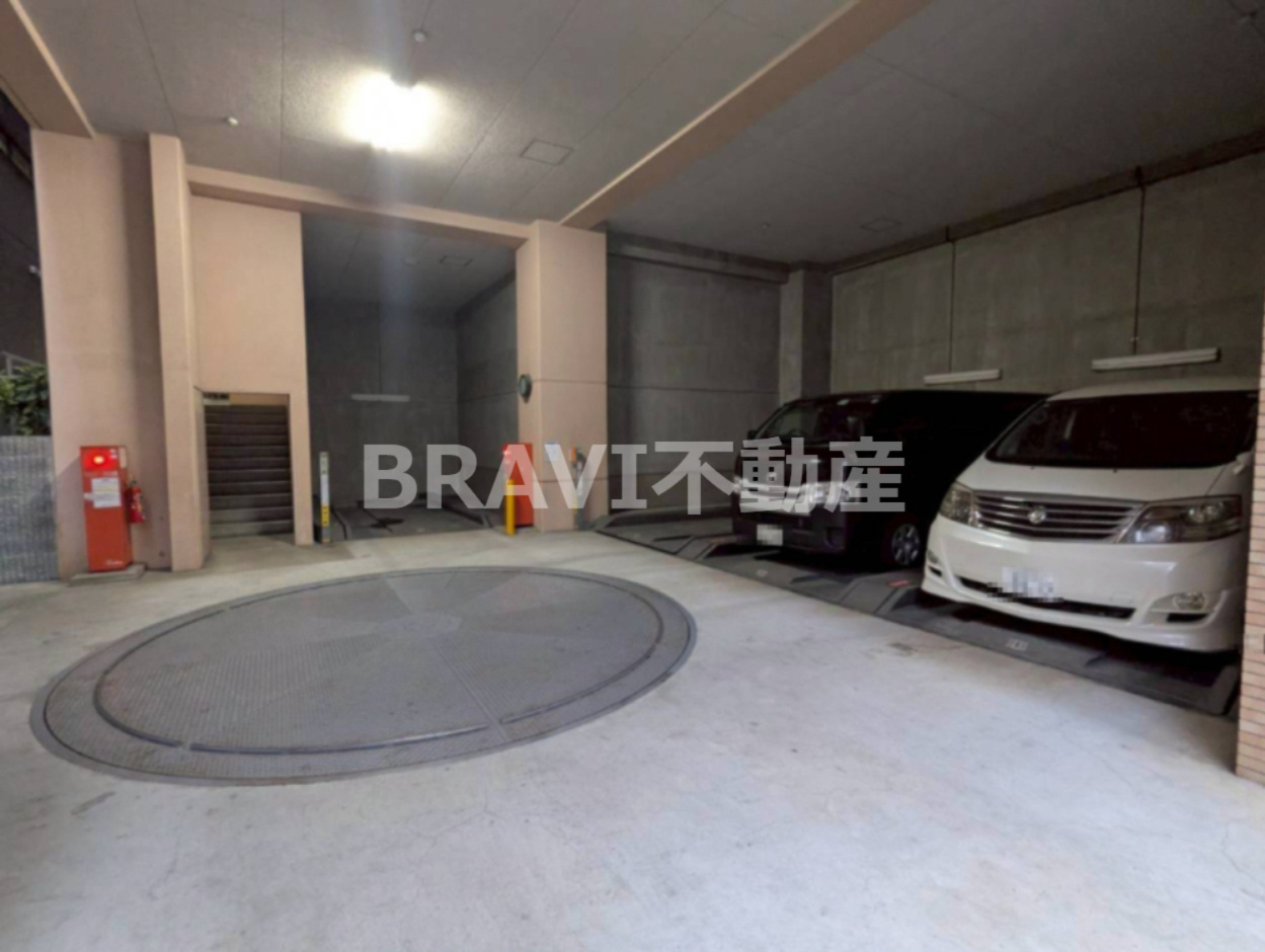 グラマシー心斎橋東　BRAVI不動産の駐車場