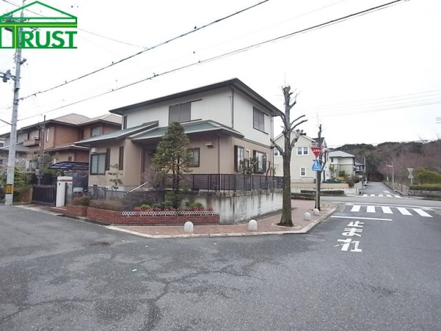 学園東町7丁目中古戸建の外観|3方角地の閑静な住宅地です。