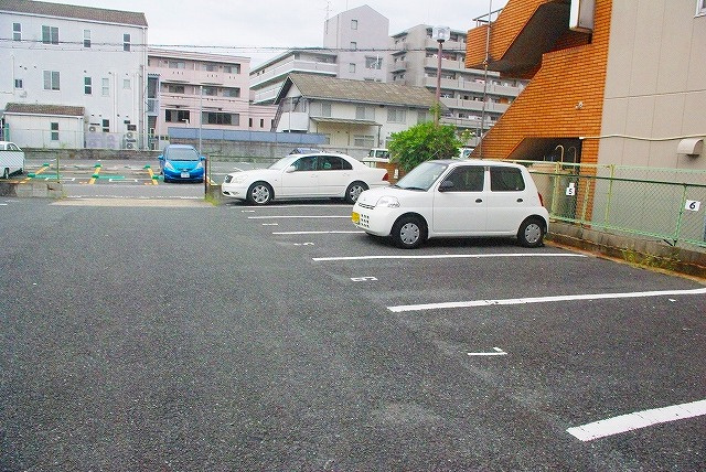 沓形モータープールの外観