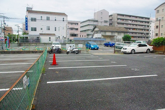 沓形モータープールの外観