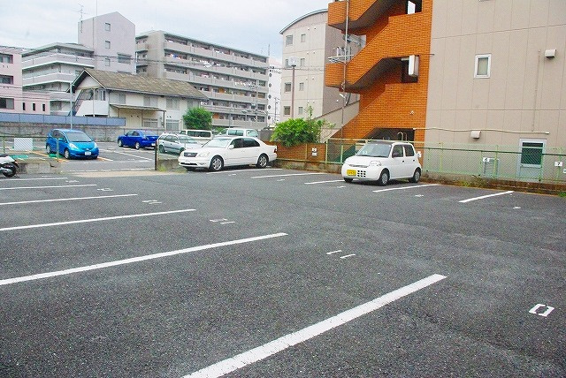 沓形モータープールの外観