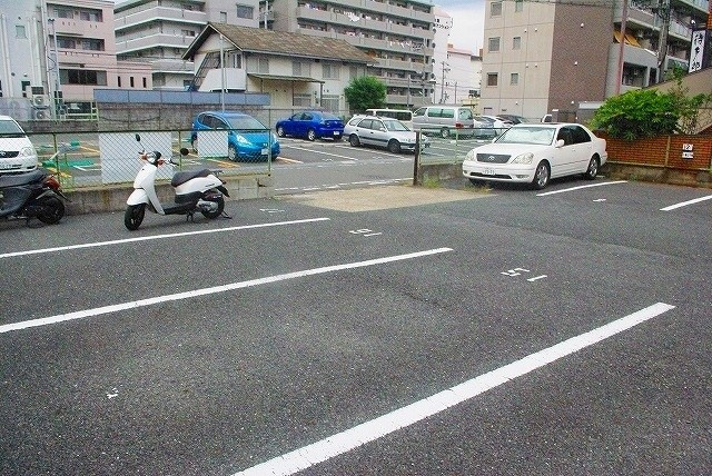沓形モータープールの外観