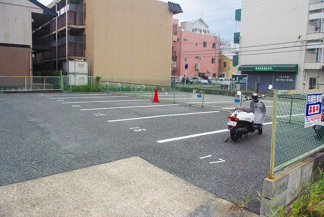 沓形モータープールの外観