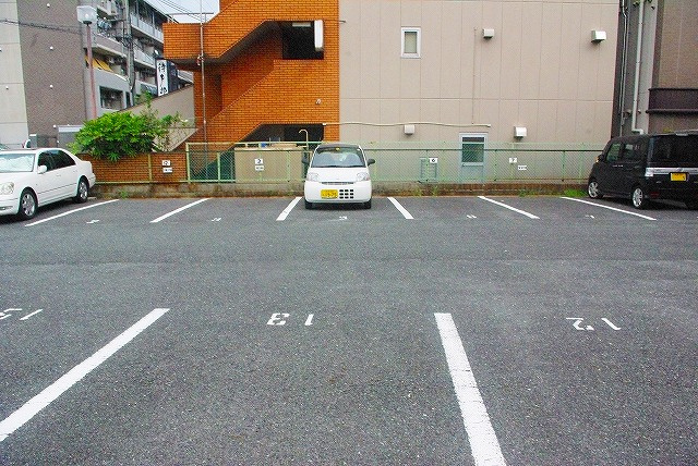 沓形モータープールの外観