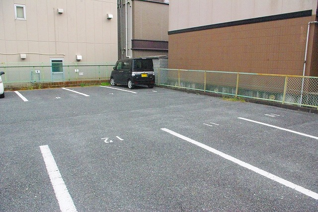 沓形モータープールの外観
