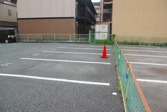 沓形モータープールの外観
