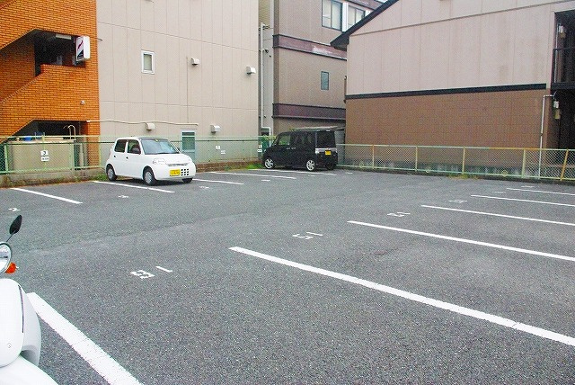 沓形モータープールの外観
